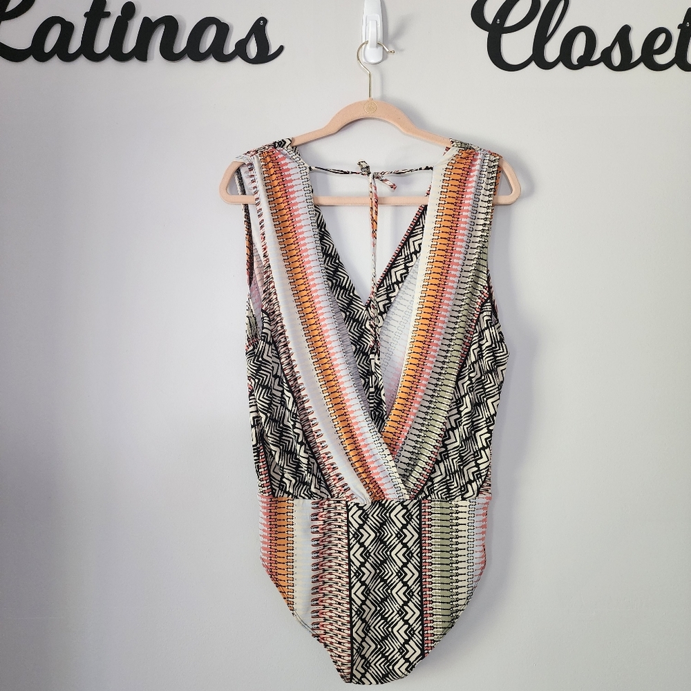 BCBGeneration Tropical‎ Ripple Low V-neck Bodysuit Size Medium - Picture 7 of 11